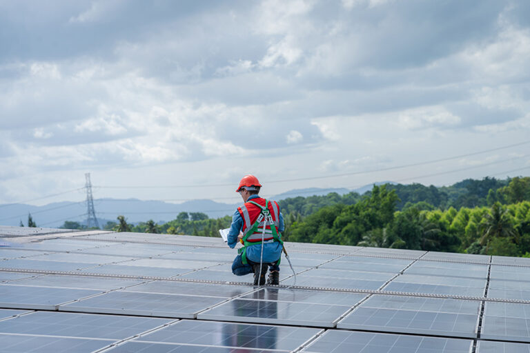 Arbeiter auf Solarpark geeignete Freiflächen